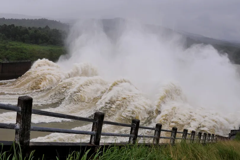 Đắk Lắk: Thủy điện Sông Ba Hạ xả điều tiết 16.100m³/s, hạ du bị ngập nặng