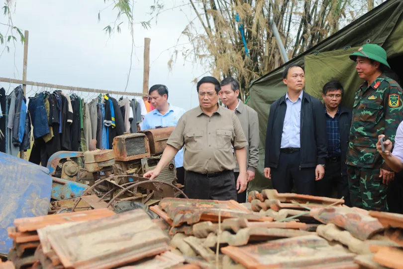 Thủ tướng Phạm Minh Chính thăm bà con vùng “rốn lũ” Hòa Thịnh