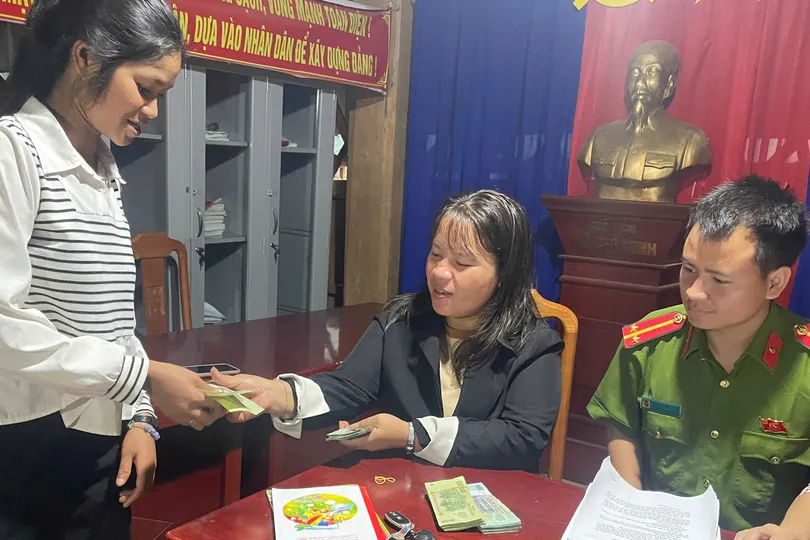 Đồng bào vùng cao phấn khởi nhận quà Tết Độc lập