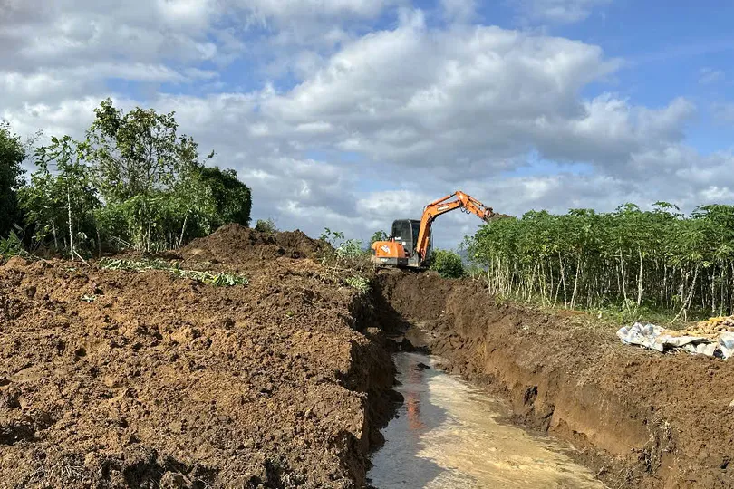 Đào rãnh dẫn nước qua khu sản xuất