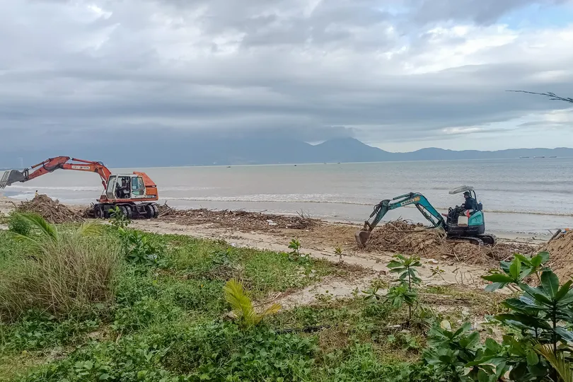 Trong chiều 11-7, lực lượng chức năng tại TP Đà Nẵng vẫn đang dọn dẹp bãi biển sau bão số 13. Ảnh: XUÂN QUỲNH