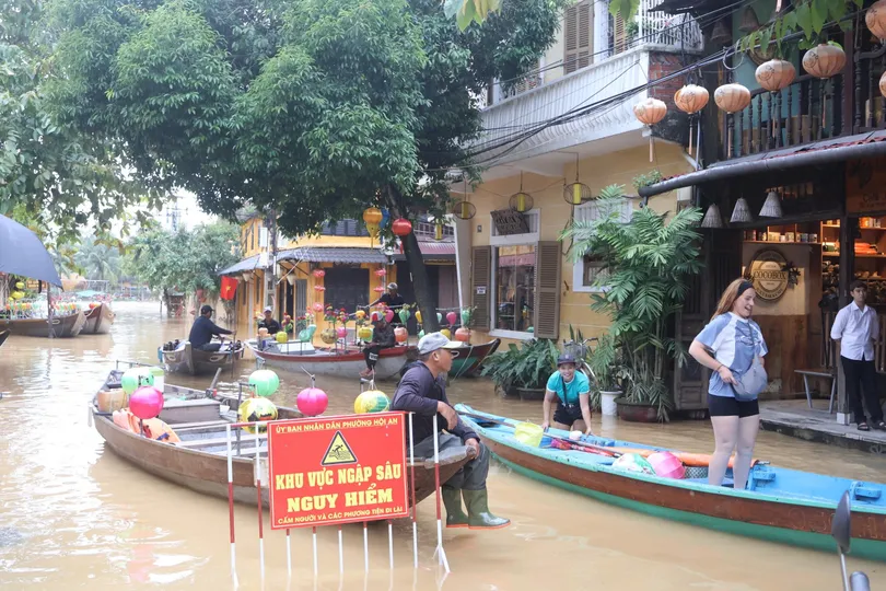 Nước sông Hoài dâng cao, chia cắt tuyến đường Lê Lợi. Ảnh: PHẠM NGA