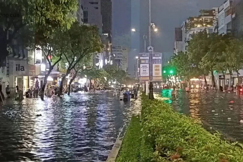 Đường Nguyễn Văn Linh (phường Hải Châu, TP Đà Nẵng) ngập nặng vào tối 13-10-2023. Ảnh: XUÂN QUỲNH