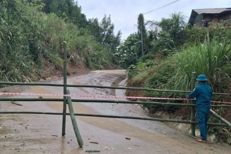 Lực lượng chức năng rào chắn không cho người dân đi vào khu vực nguy hiểm