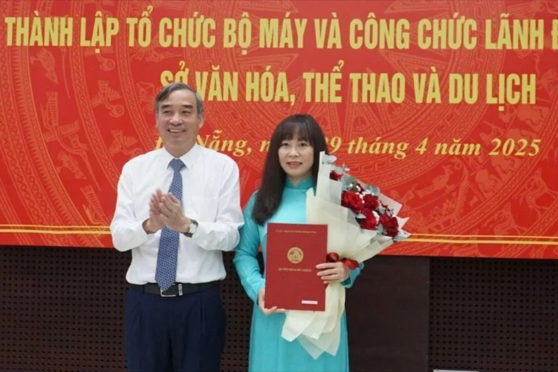 Ông Lê Trung Chinh, Chủ tịch UBND TP Đà Nẵng trao quyết định cho bà Trương Thị Hồng Hạnh. Ảnh: XUÂN QUỲNH