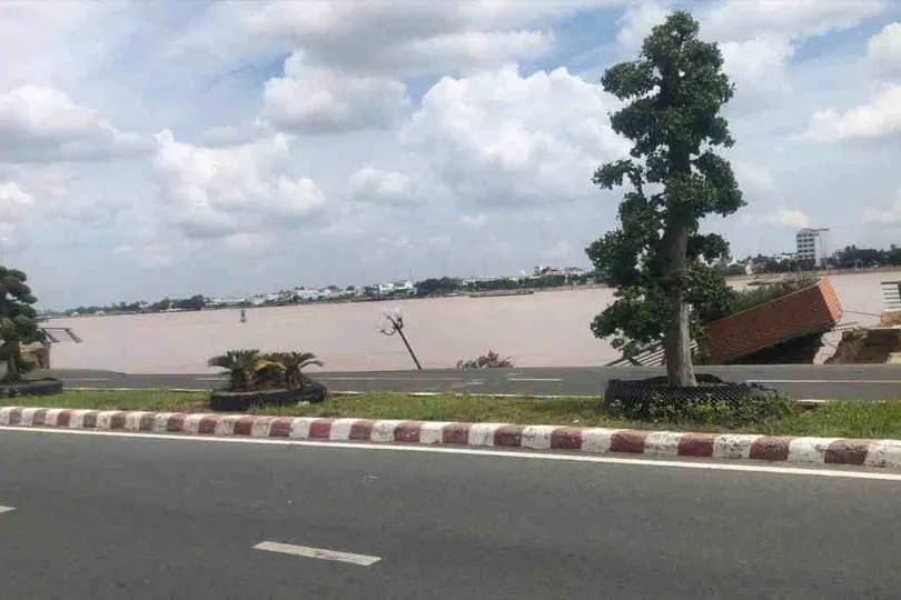 Kè Thường Thới Tiền bị sụp hoàn toàn mái taluy