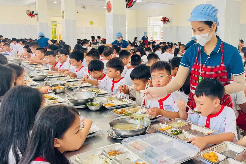 Bữa ăn bán trú của học sinh Trường Tiểu học Quang Trung, phường Tam Thắng, TPHCM. Ảnh: KHÁNH CHI