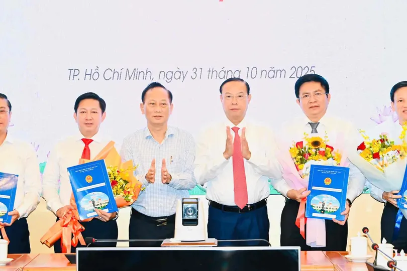 Chủ tịch UBND TPHCM điều động, bổ nhiệm nhiều cán bộ lãnh đạo