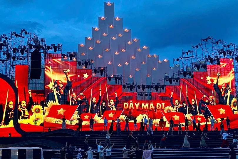 Chương trình nghệ thuật đặc sắc, ấn tượng kỷ niệm ngày lễ lớn của TPHCM được tổ chức tại Quảng trường Thắng Tam (phường Vũng Tàu). Ảnh: TRÚC GIANG