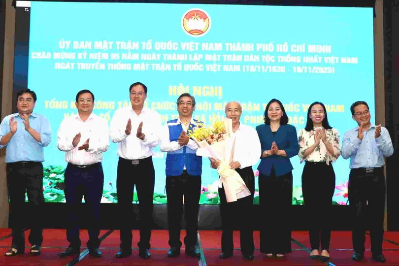 Lấy nhân dân làm trung tâm, chủ thể, mục tiêu và động lực của đổi mới