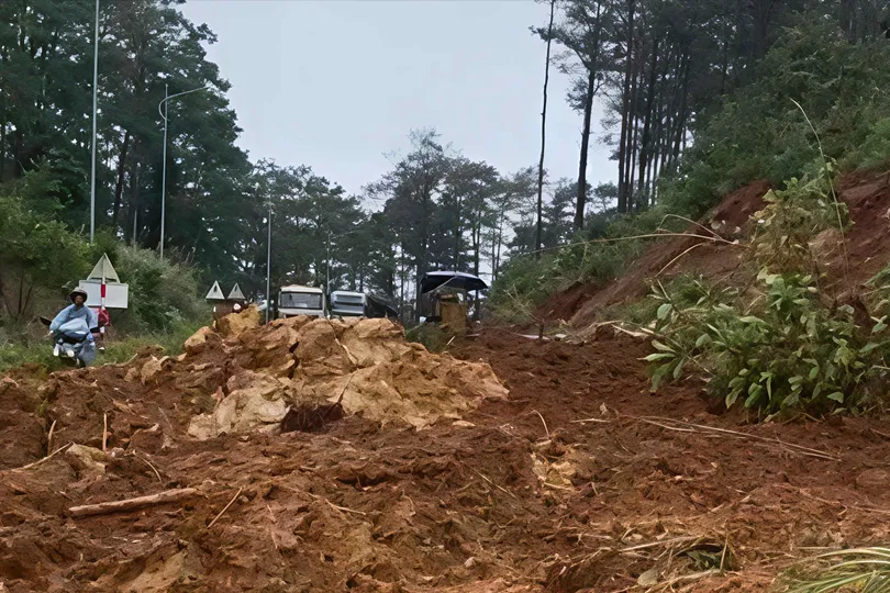 Quảng Ngãi: Quốc lộ 24 sạt lở do mưa lớn