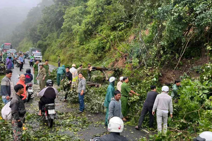 Tiếp tục xuất hiện nhiều vị trí sạt lở trên đèo Ngoạn Mục