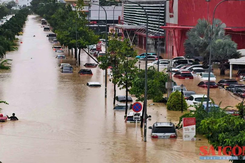 Ngày 20-11, khu vực phường Tây Nha Trang chìm trong nước. Ảnh: BÁO SGGP ONLINE