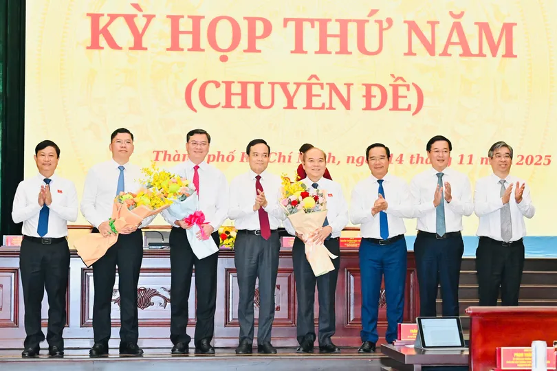 Lãnh đạo TPHCM tặng hoa chúc mừng các đồng chí Phó Chủ tịch UBND TPHCM được bầu tại kỳ họp thứ 5 HĐND TPHCM khóa X. Ảnh: VIỆT DŨNG