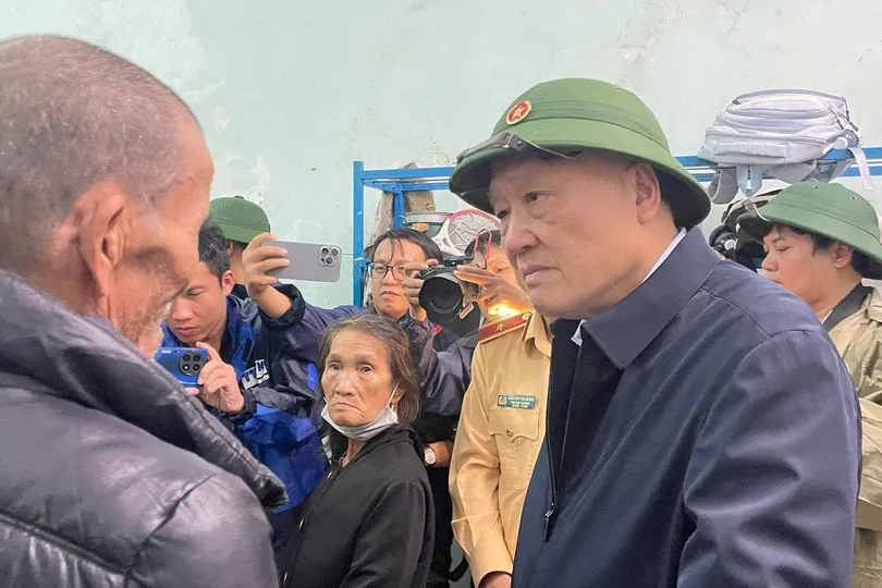 Phó Thủ tướng Thường trực Nguyễn Hòa Bình thăm người dân vùng lũ Đắk Lắk