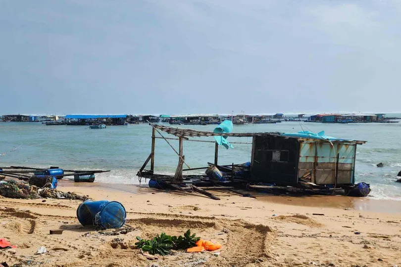 Lồng bè nuôi trồng thủy sản của người dân đặc khu Phú Quý bị hư hỏng