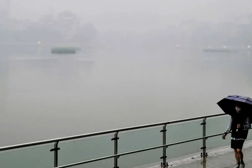 Sáng nay 13-12, Hà Nội chìm trong màn sương mù đặc quánh