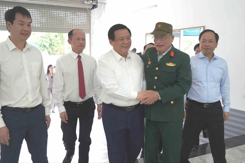 Đồng chí Nguyễn Xuân Thắng cùng đoàn đã tới thăm, tặng quà ông Đậu Hữu Ngạn