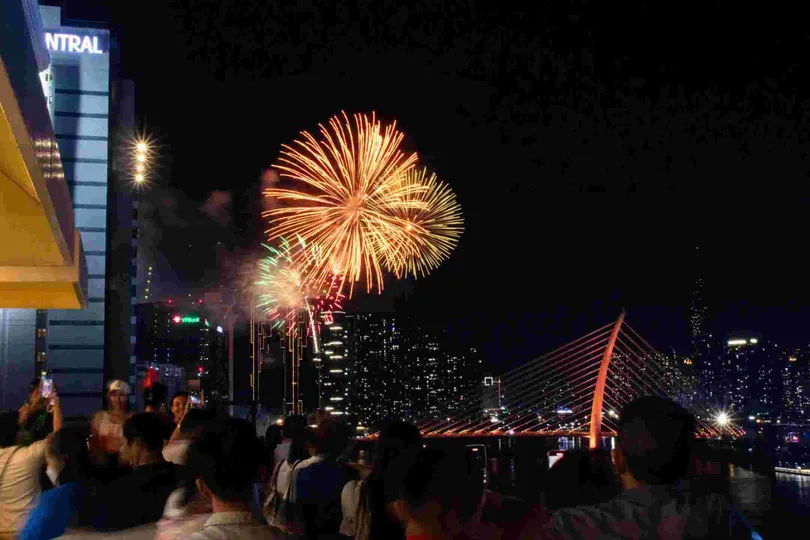 Khách xem bắn pháo hoa nhìn từ khách sạn Majestic Saigon