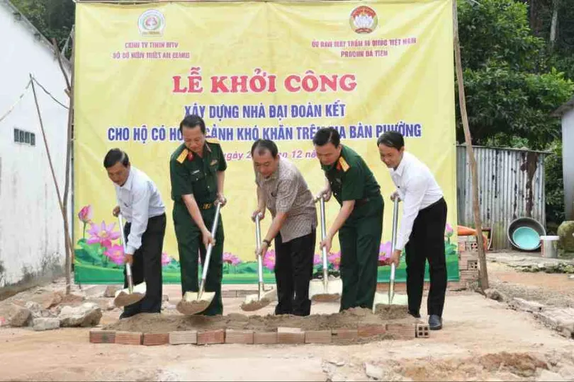 Lãnh đạo Bộ Chỉ huy Quân sự tỉnh An Giang cùng cấp ủy chính quyền địa phương thực hiện nghi thức khởi công