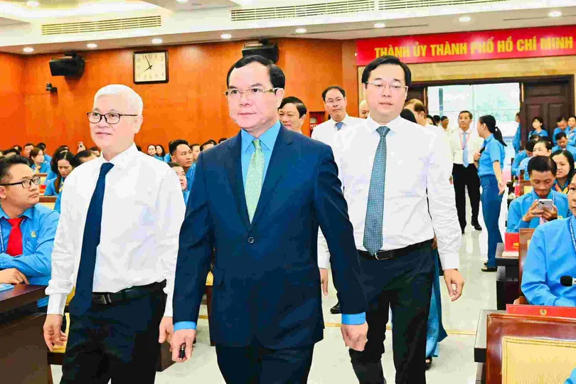 Lãnh đạo Tổng LĐLĐ Việt Nam và lãnh đạo TPHCM dự đại hội. Ảnh: VIỆT DŨNG