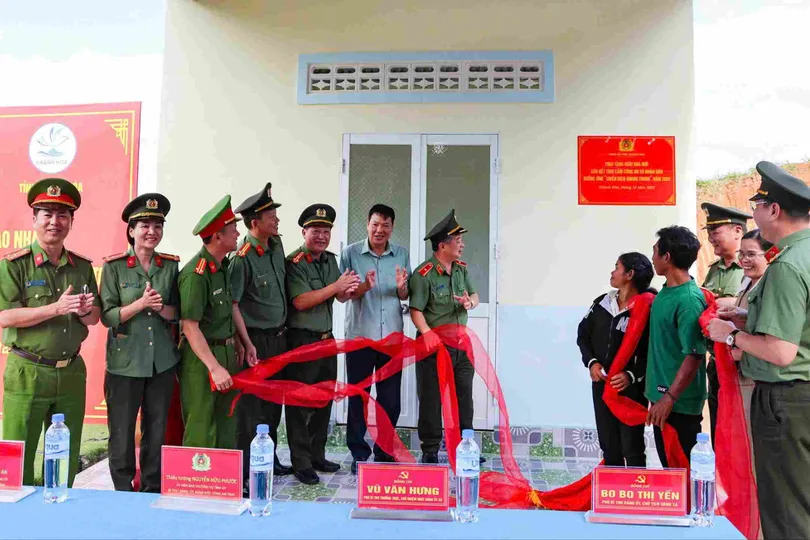 Công an Khánh Hòa khánh thành căn nhà đầu tiên trong “Chiến dịch Quang Trung”. Ảnh: V.N