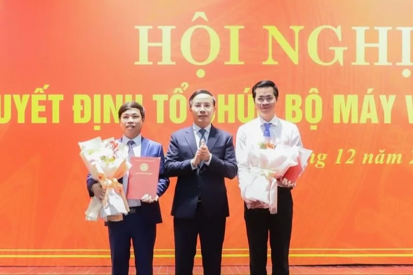 Ông Phạm Đức Ấn, Chủ tịch UBND TP Đà Nẵng, trao Quyết định sáp nhập các ban quản lý dự án