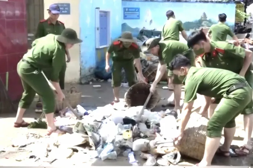 Các học viên dọn dẹp vệ sinh tại trường học ở phường Tây Nha Trang