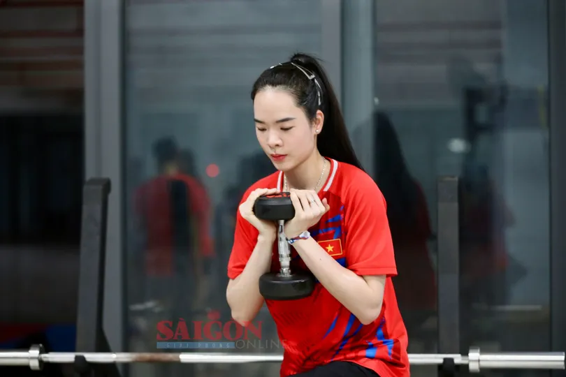 Phụ công Lê Thanh Thúy tập thể lực chuẩn bị cho SEA Games 33. Ảnh: DŨNG PHƯƠNG