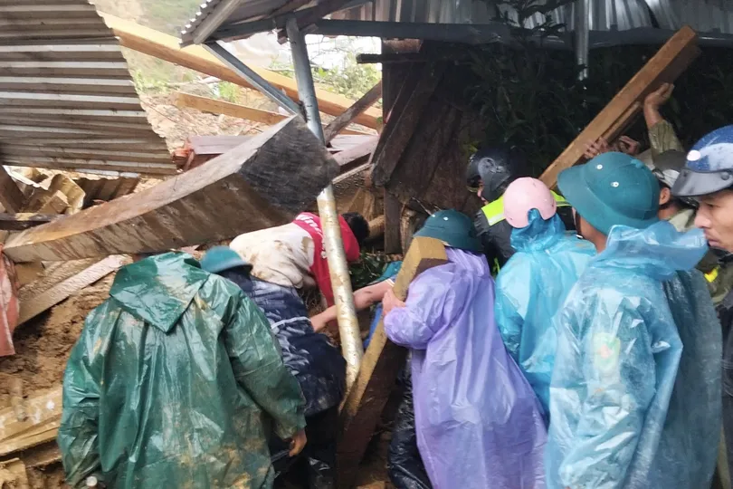 Sạt lở đồi vùi lấp 6 căn nhà, 1 người bị thương