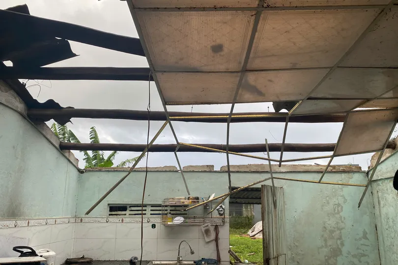 Hàng chục căn nhà ở Đà Nẵng bị tốc mái do lốc xoáy giữa đêm