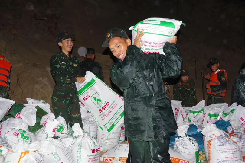 Hơn 500 cán bộ, chiến sĩ Quân khu 5 xuyên đêm gia cố bờ kè An Lương