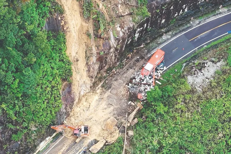 Mưa lũ, sạt lở bủa vây một số tỉnh thành miền Trung: Tập trung cứu chữa nạn nhân vụ sạt lở đèo Khánh Lê