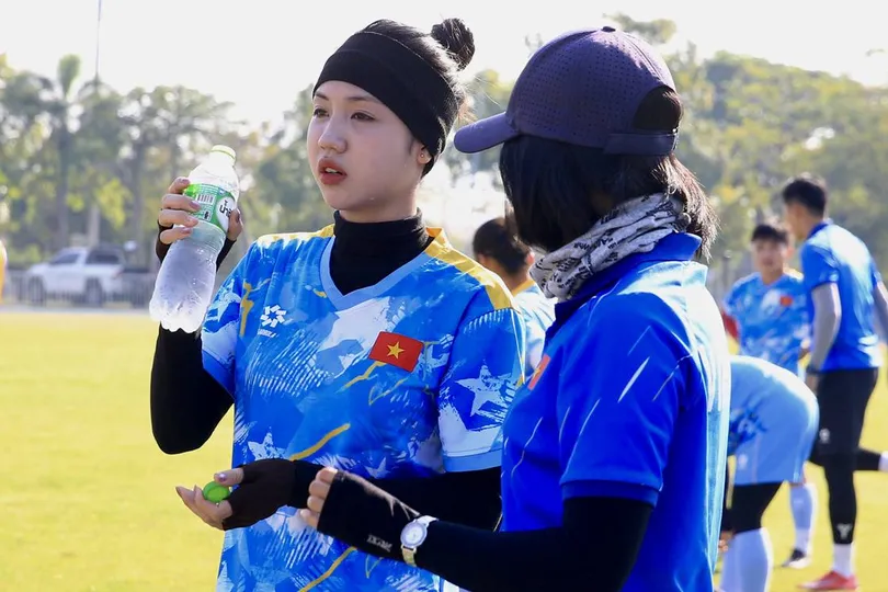 Đội tuyển nữ Việt Nam "đội nắng" trở lại sân tập. ẢNH: DŨNG PHƯƠNG 