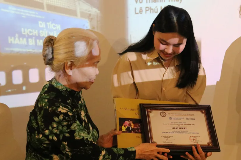Bà Lê Tú Cẩm, Chủ tịch Hội Di sản văn hóa TPHCM trao giải cho thí sinh đạt giải nhất.