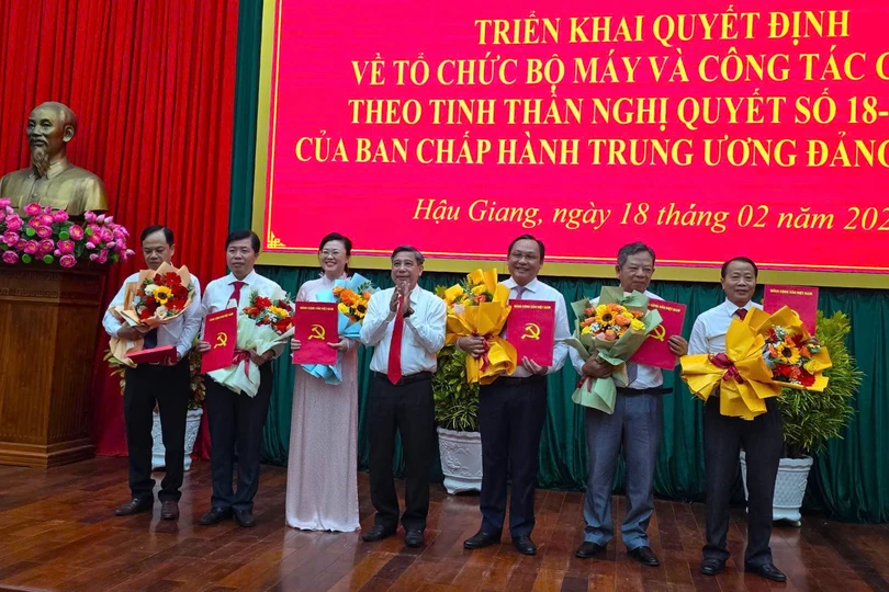 Bí thư Tỉnh ủy Hậu Giang Đồng Văn Thanh trao quyết định cho lãnh đạo Ban Tuyên giáo và Dân vận Tỉnh ủy