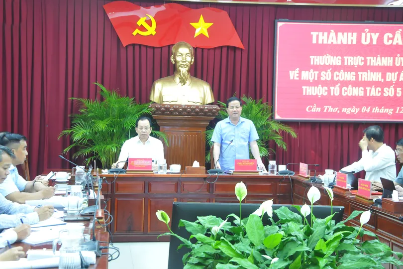 Ông Trần Văn Huyến, Phó Bí thư Thành ủy TP Cần Thơ phát biểu tại cuộc họp