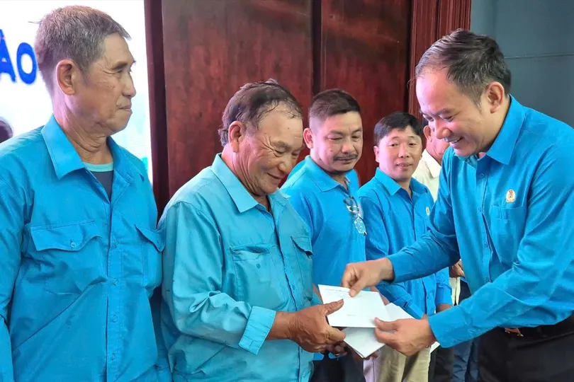 Đại diện lãnh đạo Liên đoàn Lao động TPHCM trao quà cho các đoàn viên nghiệp đoàn xe ôm của Tổ công tác quản lý địa bàn số 7