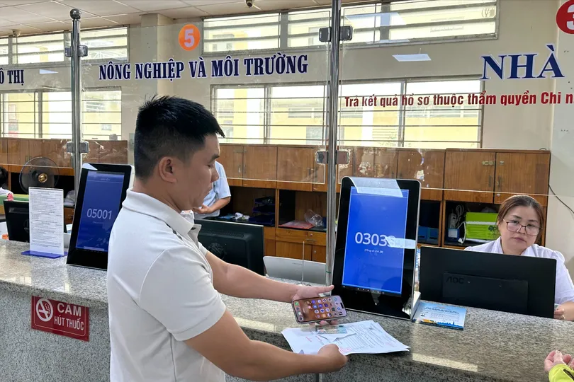 Người dân đến làm thủ tục về nhà đất tại Trung tâm Phục vụ hành chính phường Gò Vấp, TPHCM. Ảnh: THANH HIỀN