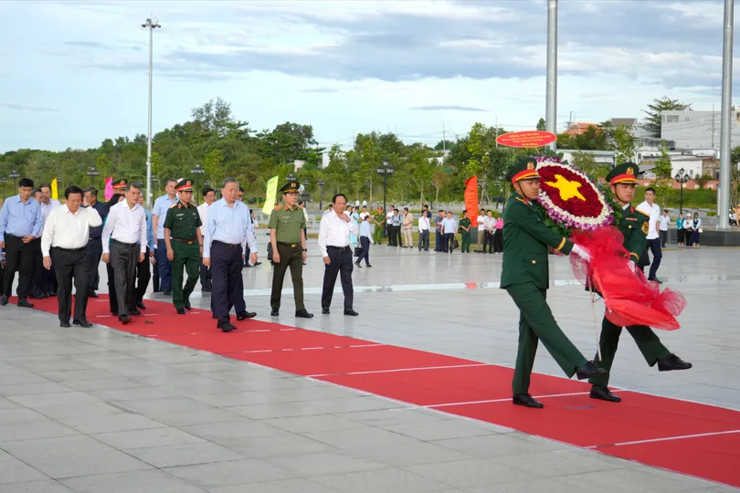 Tổng Bí thư Tô Lâm dâng hoa Tượng đài Bác Hồ ở đặc khu Phú Quốc