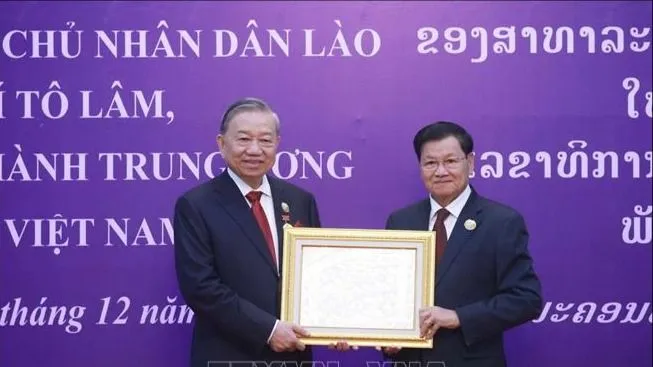 Tổng Bí thư Tô Lâm nhận Huân chương Vàng Quốc gia của Nhà nước Lào