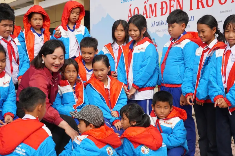 Chương trình "Áo ấm đến trường" đến với học sinh vùng bão lũ ở Gia Lai