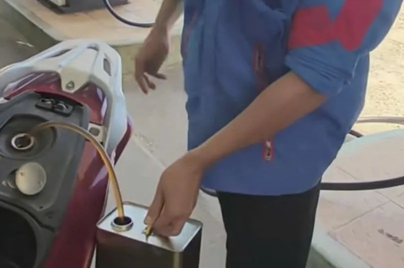 Cho thôi việc nhân viên cây xăng không nhận chuyển khoản, rút lại xăng của khách