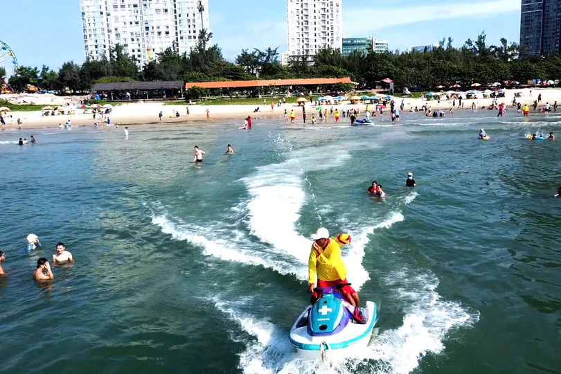 Phố phường rực rỡ đón năm mới