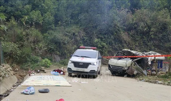 Xe cứu thương có mặt tại hiện trường vụ tai nạn đưa người bị nạn đi cấp cứu. Ảnh: TTXVN