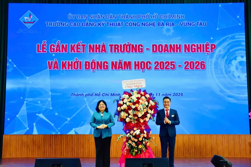 Đồng chí Nguyễn Trường Nhật Phượng, Thành ủy viên, Phó Chủ tịch HĐND TPHCM tặng hoa chúc mừng lãnh đạo Trường Cao đẳng Kỹ thuật Công nghệ Bà Rịa - Vũng Tàu