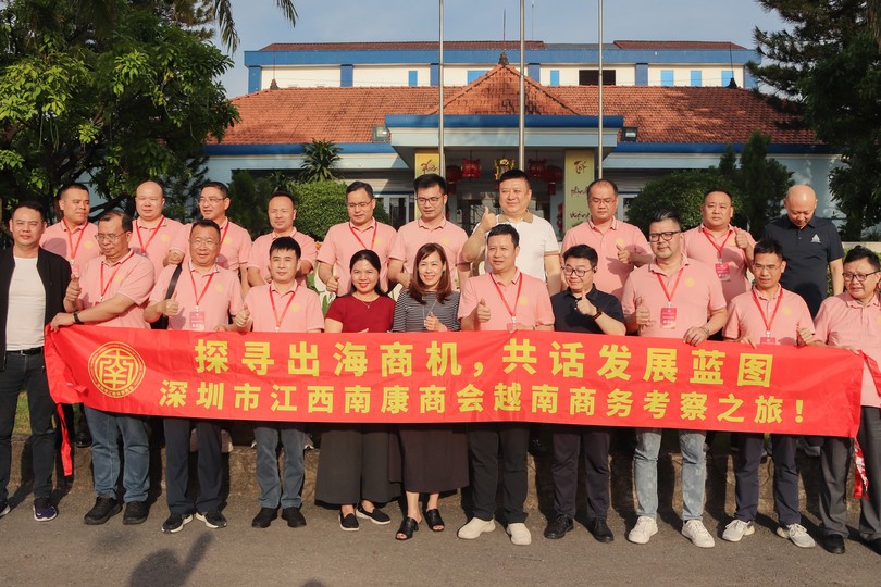 中国深圳市江西南康商会的企业考察团走访越香工业区 