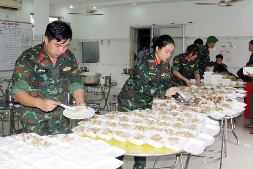 Thiết lập các bếp ăn dã chiến giúp người dân vùng lũ Đắk Lắk