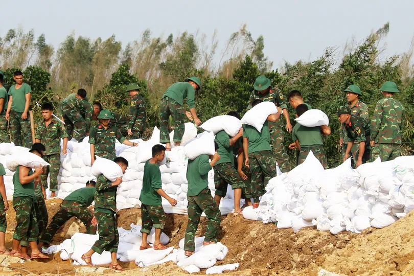 Bộ đội khắc phục 2 đoạn đê vỡ tại Gia Lai