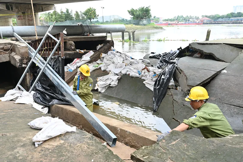 Khẩn trương gia cố cống ngăn triều bị vỡ ở phường An Phú Đông